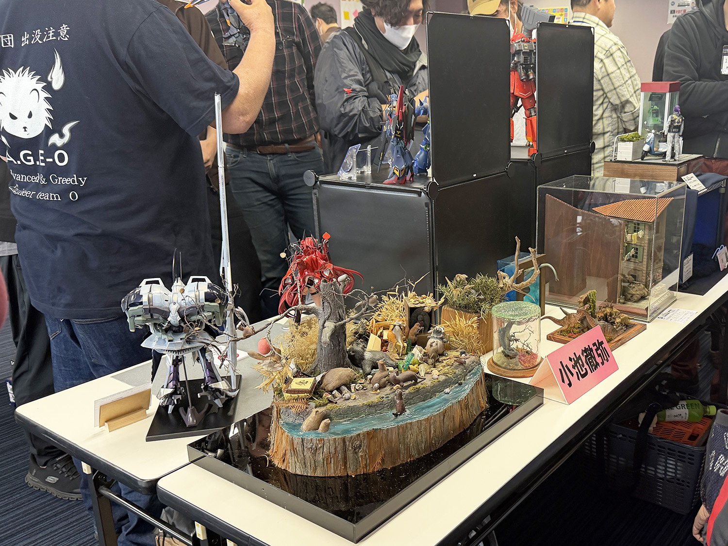 会場内で作品展示や販売コーナーを楽しむ来場者の様子