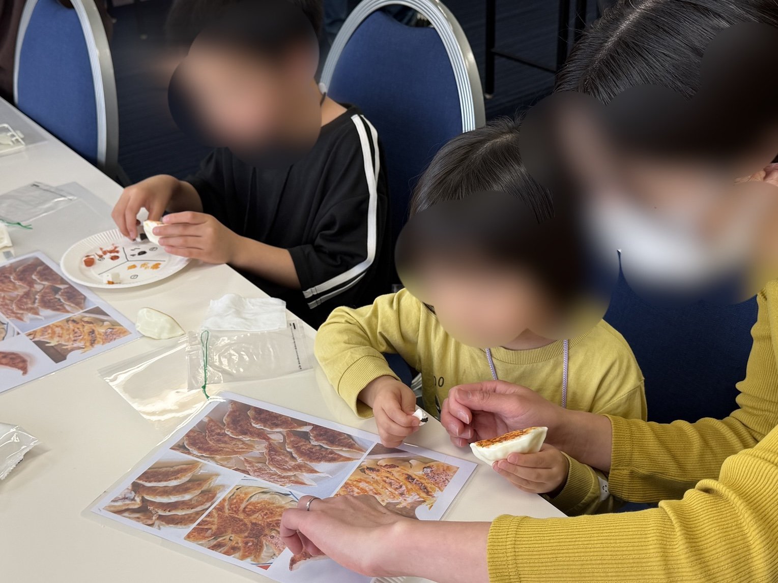 モデルアート ちぎるスポンジで餃子プラモに焼き色をつける様子