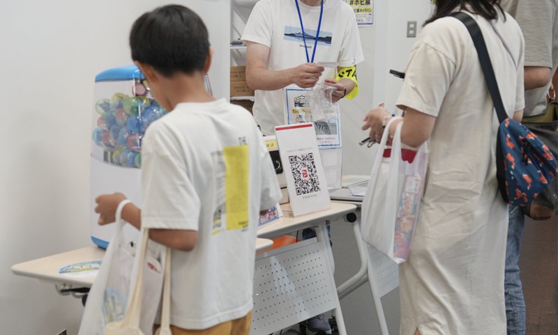 親子でガチャを楽しむ様子