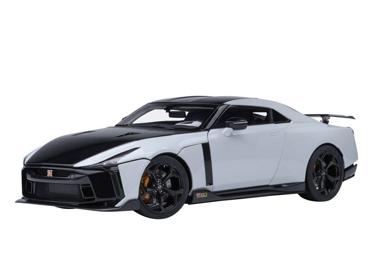 1/18 NISSAN GT-R50 by ITALDESIGN (メタリック・ホワイト / ブラック)