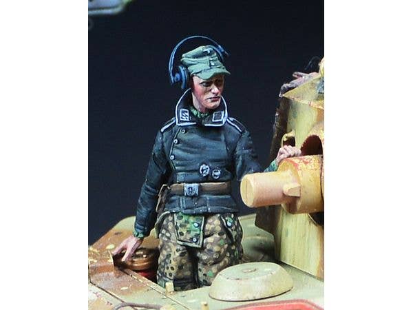 1/35 WWII ドイツ キングタイガー重戦車乗員 無線手