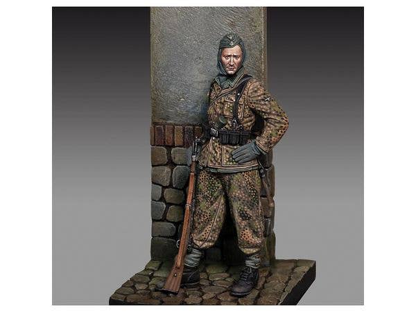 Waffen SS Grenadier with rifle (75mm)