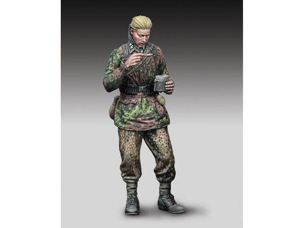 1/35 German SS soldier eating - WWII