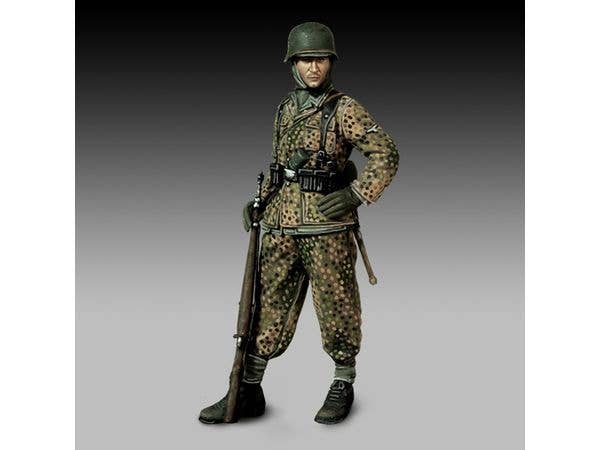 1/48 German soldier with rifle - WWII