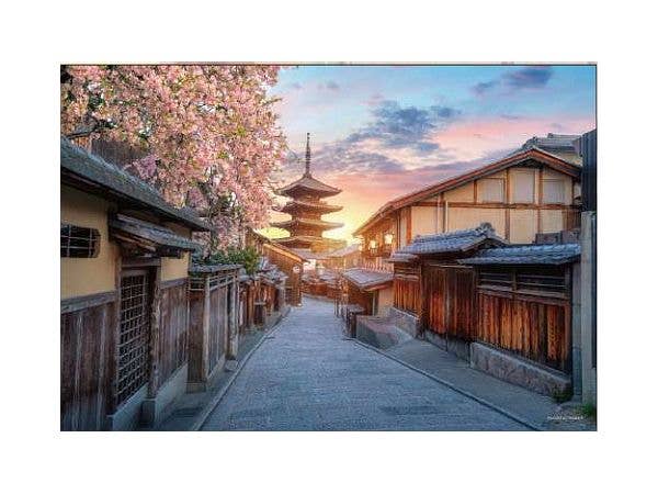 ジグソーパズル 夕焼けに染まる春の八坂 (京都) 300ピース (26 x 38c)